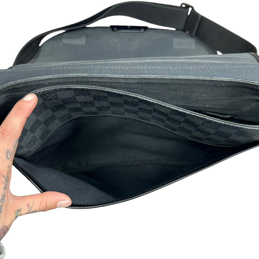 LOUIS VUITTON Damier Graphite Daniel MM Messenger Bag Black Silver Hardware LO2367