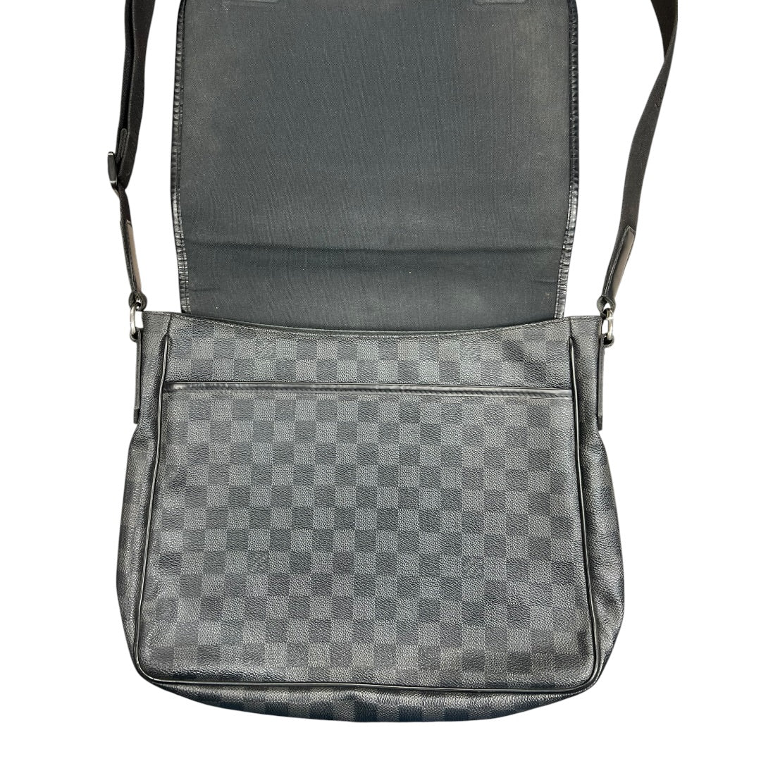 LOUIS VUITTON Damier Graphite Daniel MM Messenger Bag Black Silver Hardware LO2367