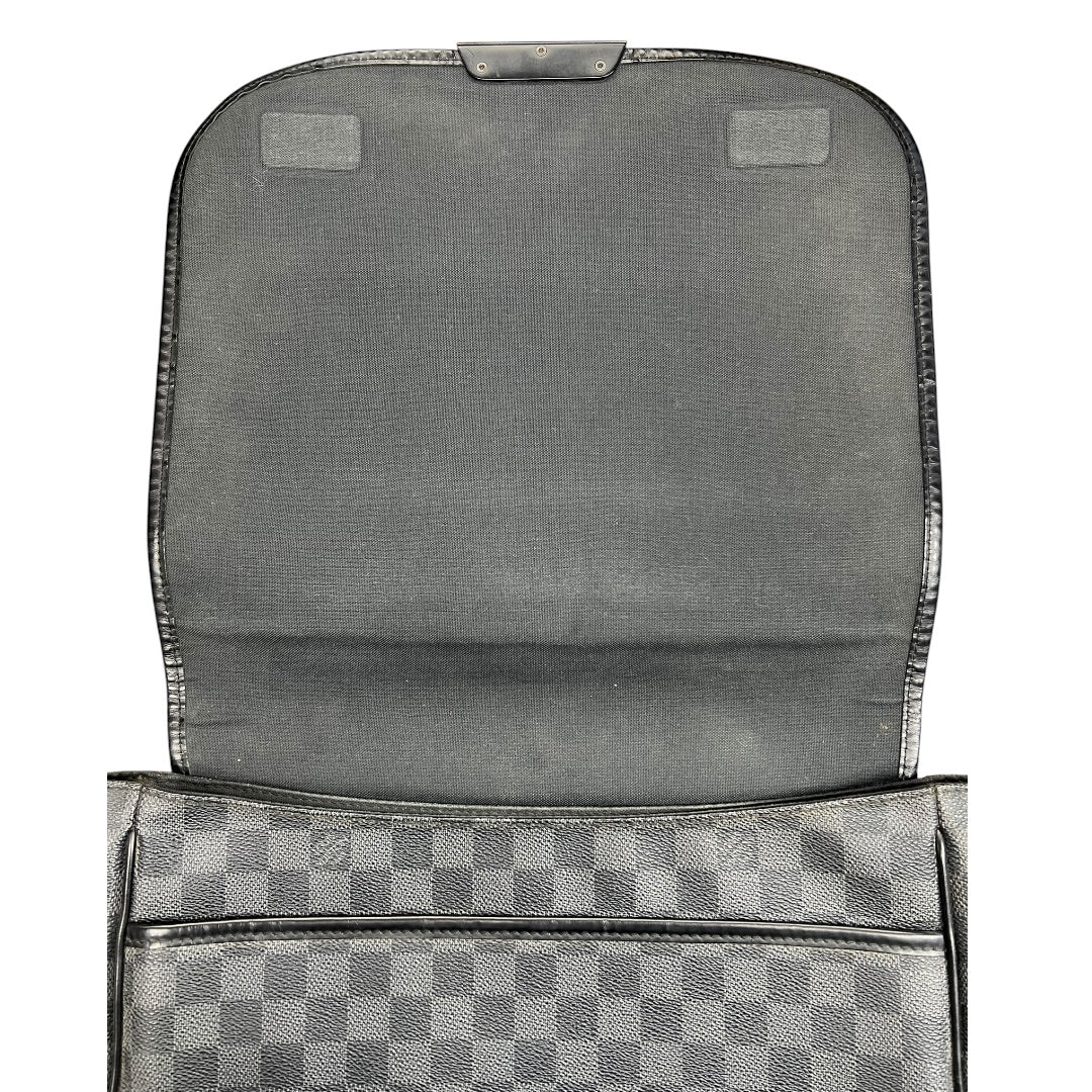 LOUIS VUITTON Damier Graphite Daniel MM Messenger Bag Black Silver Hardware LO2367